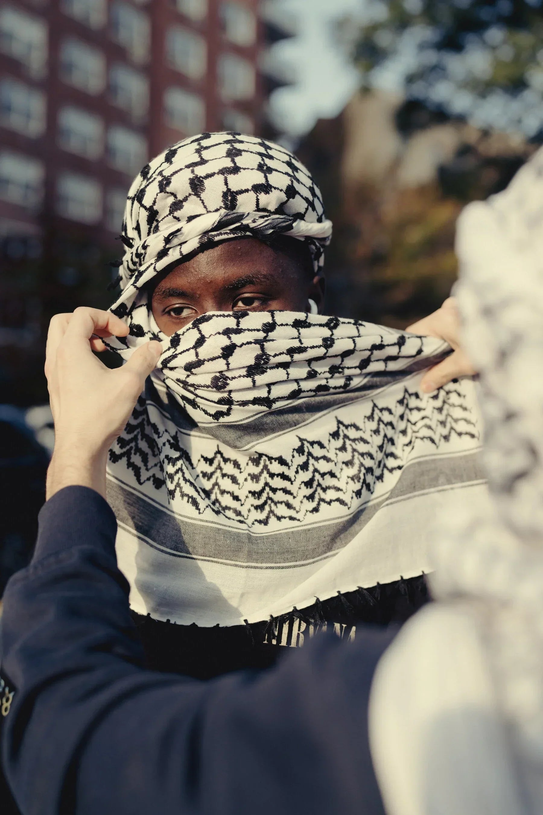 How to Wear a Palestinian Keffiyeh: Complete Styling Guide (5+ Ways)